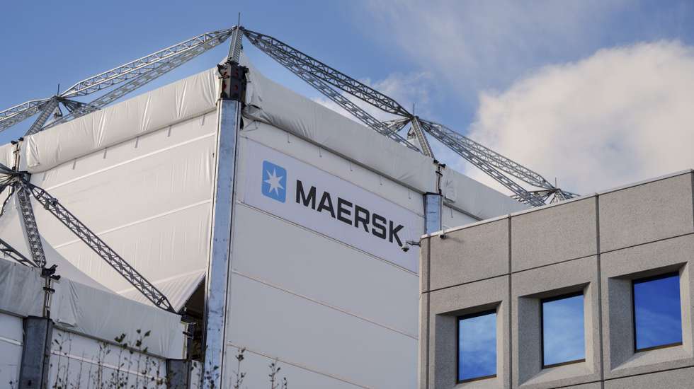 epa10952871 A huge tent covers a construction site of the Danish shipping company Maersk for the expansion of their headquarters in the harbour of Copenhagen, Denmark, 31 October 2023 (issued 01 November 2023). The Maersk company plans to expand their headquater at the  Esplanaden 50 in Copenhagen by some 26,000 square meters extra space.  EPA/Liselotte Sabroe DENMARK OUT
