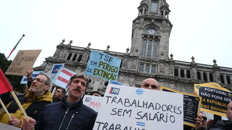 Trabalhadores participam na greve de 24 horas das redações do Jornal de Notícias, TSF, O Jogo e Diário de Notícias, detidas pelo Global Media Group (GMG), convocada pelo Sindicato dos Jornalistas, Porto, 10 de janeiro de 2024. Os trabalhadores do GMG "exigem o pagamento imediato das retribuições em falta, do subsídio de Natal e a remuneração devida aos prestadores de serviço, vulgo “recibos verdes”; exigem que a Comissão Executiva ponha termo imediato a qualquer processo que determine a cessação de contratos de trabalho; exigem que a administração coloque o seu foco no investimento e na melhoria das condições de trabalho de forma a projetar o crescimento do grupo e a propiciar condições para uma efetiva liberdade de informação de todos os cidadãos". FERNANDO VELUDO/LUSA