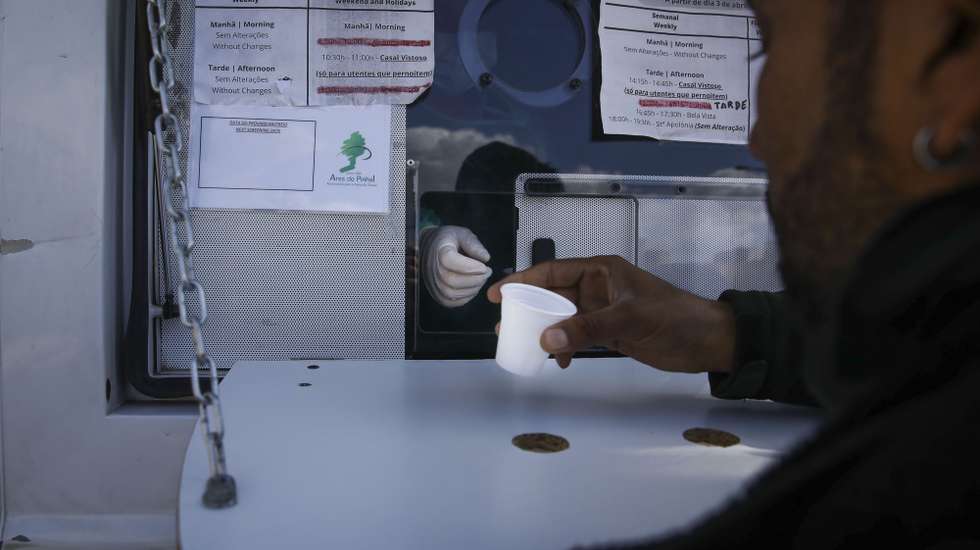 Um utente recebe a sua dose de metadona num copo numa das unidades móveis de distribuição de metadona no âmbito do programa de substituição de heroína por metadona, em Lisboa, 14 abril 2020. O tráfico de droga também foi vítima da pandemia da covid-19 e, num mês, o receio da escassez de heroína levou 150 novos utilizadores a recorrer às carrinhas de metadona em Lisboa. Agora, começam também a chegar alguns dos presos libertados. (ACOMPANHA TEXTO DO DIA 17 DE ABRIL DE 2020). ANDRÉ KOSTERS/LUSA