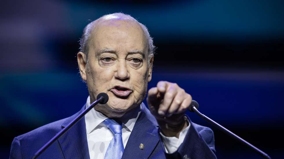 Jorge Nuno Pinto da Costa, intervém durante a apresentação da sua candidatura à presidência do Futebol Clube do Porto, no Coliseu do Porto, 4 de fevereiro de 2024. Pinto da Costa, de 86 anos, concorrerá a um 16.º mandato seguido à frente do FC Porto, numa fase em que é o dirigente com mais títulos e longevidade do futebol mundial, tendo sido eleito pela primeira vez como 33.º presidente da história do clube em abril de 1982. JOSÉ COELHO/LUSA