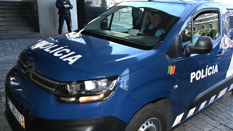 Chegada ao Tribunal de Instrução Criminal (TIC) de veículos celulares da Polícia com alguns de detidos da operação "Pretoriano", no Porto, 02 de fevereiro de 2024. Na passada na quarta-feira, a PSP deteve hoje 12 pessoas, incluindo o líder dos Super Dragões, Fernando Madureira, a sua mulher, Sandra Madureira, vice-presidente da claque, e o oficial de ligação aos adeptos do FC Porto, Fernando Saul, no âmbito de um processo que investiga os incidentes ocorridos durante essa AG. FERNANDO VELUDO/LUSA