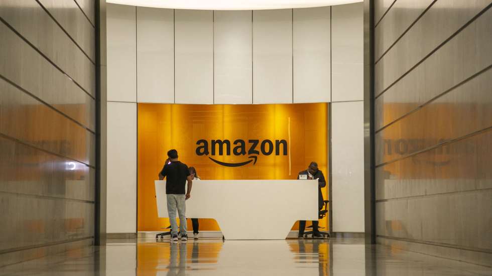 epa10941444 People are seen in the Amazon midtown office in New York, New York, USA, 26 October 2023. Amazon.com is expected to post its quarterly earnings on 26 October. The company last posted its quarterly earnings results on 03 August 2023.  EPA/SARAH YENESEL