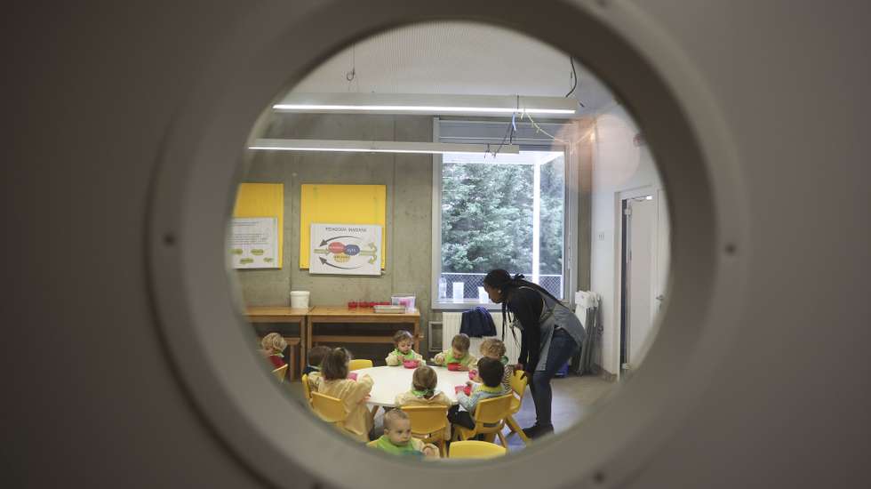 Uma auxiliar de educação e crianças do Centro Infantil Maria Monserrate (CIMM), que enveredou por um projeto-piloto da creche com semana dos quatro dias, Lisboa 30 de novembro de 2023. (ACOMPANHA TEXTO DE 03 DE DEZEMBRO DE 2023). TIAGO PETINGA/LUSA