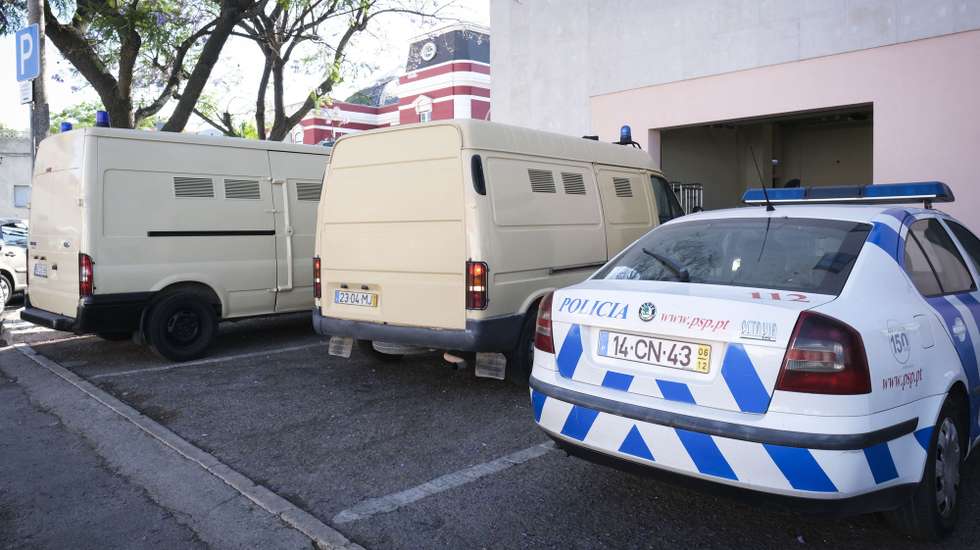Carrinhas celulares e um veículo da PSP estacionados à entrada do Tribunal de Setúbal, onde hoje se inicia a primeira sessão do julgamento do "Caso Jéssica", com cinco pessoas acusadas de envolvimento no homicídio de uma menina de 3 anos, ocorrido em 20 de junho de 2022, alegadamente devido a uma dívida da mãe por práticas de bruxaria, em Setúbal, 05 de junho de 2023. A vítima, Jéssica, morreu devido aos maus-tratos que lhe foram infligidos durante os vários dias que esteve ao cuidado de uma suposta ama. RUI MINDERICO/LUSA