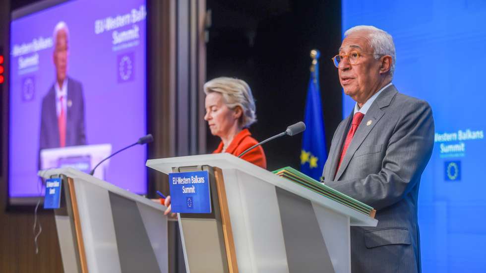 epa11784367 European Council President Antonio Costa (R) and European Commission President Ursula von der Leyen attend a news conference during  EU-Western Balkans Summit in Brussels, Belgium, 18 December 2024. EU and Western Balkans leaders are meeting in Brussels to discuss strengthening regional cooperation and partnerships.  EPA/OLIVIER HOSLET