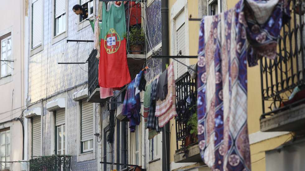 Comerciantes e residentes dizem que pouco mudou na Rua do Terreirinho, na Mouraria, em Lisboa, onde há um ano um incêndio num prédio fez duas vítimas mortais e 14 feridos, Lisboa, 29 de janeiro de 2024. “Mudou muito pouco”, constata o presidente da Junta de Freguesia de Santa Maria Maior, Miguel Coelho (ausente na fotografia), em conversa com a Lusa na Rua do Terreirinho, onde se destaca um alojamento local pintado de amarelo fresco. (ACOMPANHA TEXTO DE 01 DE FEVEREIRO DE 2024). ANTÓNIO COTRIM/LUSA