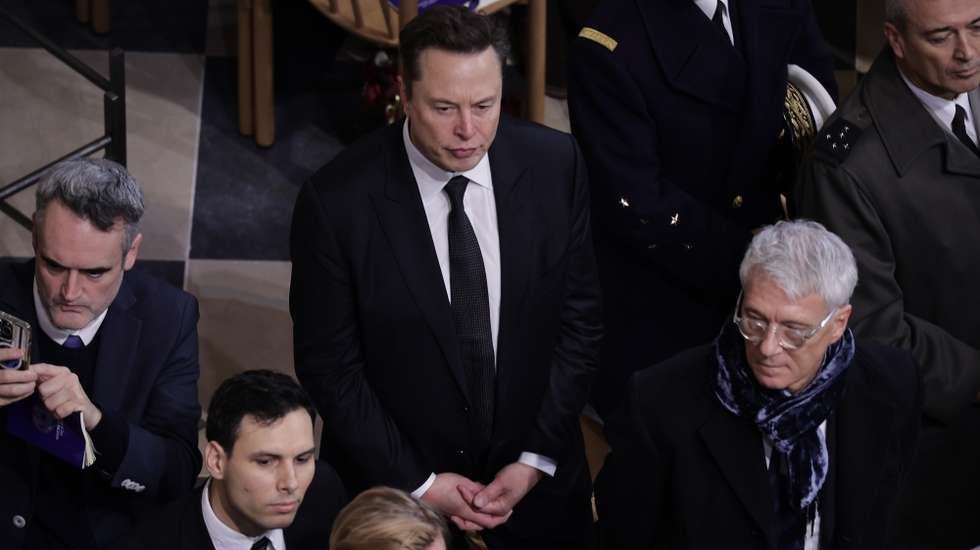 epa11763164 Businessman Elon Musk (C) attends the reopening ceremony of the Notre Dame de Paris Cathedral in Paris, France 07 December 2024.  Paris’ Cathedral took almost 6 years to rebuild after been severely damaged in a devastating  fire that broke out on 15 April 2019.  EPA/CHRISTOPHE PETIT TESSON / POOL