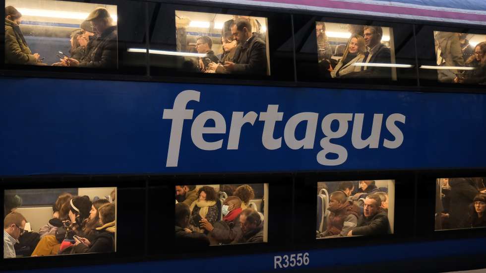 Uma carruagem de um comboio da Fertagus na Estação Ferroviária do Pragal, em Almada, 14 de janeiro de 2025. A presidente da câmara municipal de Almada, Inês Medeiros fez esta manhã uma declaração sobre os constrangimentos apontados por vários utentes em horas de ponta na linha da Fertagus e particularmente na estação do Pragal. RUI MINDERICO/LUSA