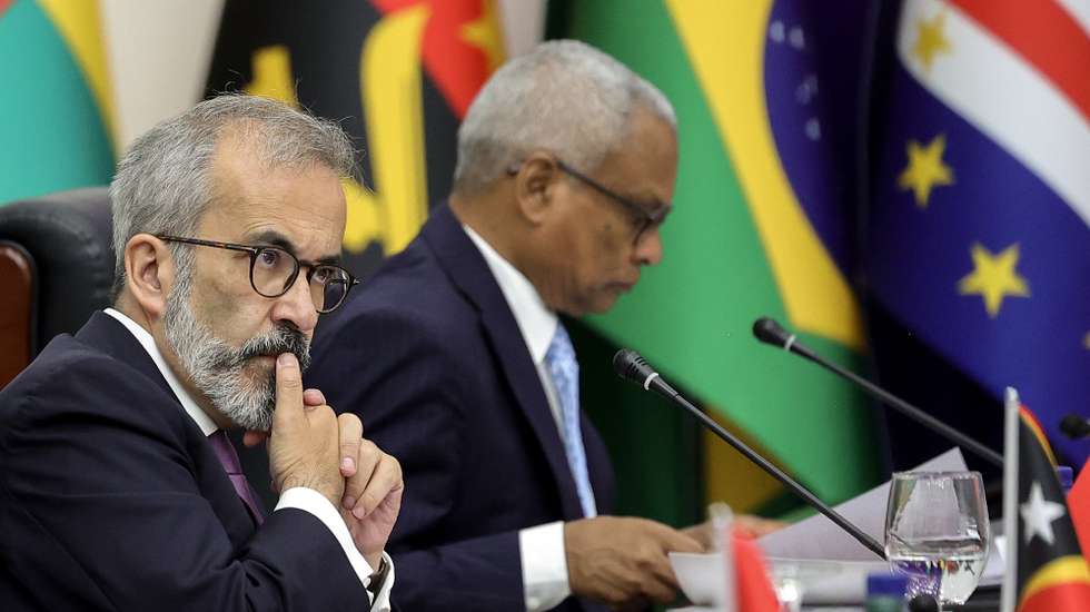 O ministro dos Negócios Estrangeiros de Portugal, Paulo Rangel (E), ladeado pelo Presidente de Cabo Verde, José Maria Neves (D), participa na XV Conferencia dos Chefes de Estados e de Governo da Comunidade dos Países de Língua Portuguesa (CPLP), em Bissau, Guiné-Bissau, 18 de julho de 2025. MANUEL DE ALMEIDA/LUSA