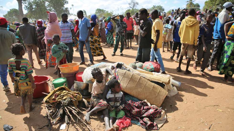 Cerca de 1.900 famílias deslocadas, fugidas de ataques armados em aldeias de Chiúre, estão acomodadas na Escola Primária Completa dos Coqueiros, Cabo Delgado, Moçambique, 29 de julho de 2025. Moçambique tem sofrido, nos últimos tempos, ataques, sobretudo na província de Cabo Delgado, no norte do país, rica em gás e que enfrenta desde 2017 uma rebelião armada, que já provocou milhares de mortos e uma crise humanitária, com mais de um milhão de pessoas deslocadas. (ACOMPANHA TEXTO)  LUÍSA NHANTUMBO/LUSA