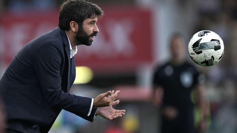 Portugal´s head coach Luis Freire reacts the UEFA European Under-21 Championship qualifying match against Azerbaijan at Cidade de Barcelos Stadium in Barcelos, Portugal, 05 September 2025. HUGO DELGADO/LUSA
