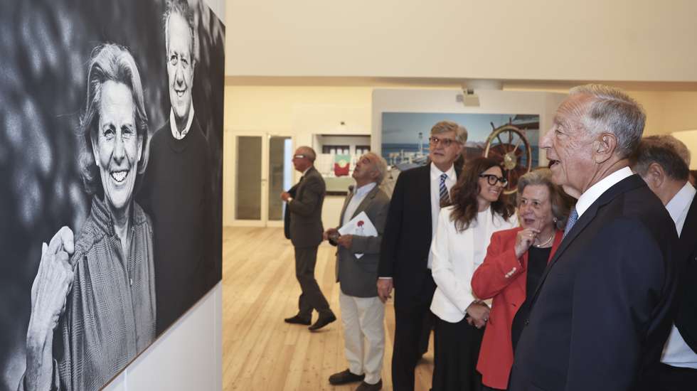 O Presidente da República, Marcelo Rebelo de Sousa, obeserva uma imagem do falecido Presidente da República, Mário Soares, acompanhado pela sua mulher Maria Barroso, durante a inauguração da exposição "Mário Soares: Um Homem Inteiro", realizada pela Comissão Organizadora do Centenário de Mário Soares e pela Universidade de Lisboa, no Centro de Exposições do Pavilhão de Portugal, em Lisboa, 18 de setembro de 2025. A exposição reúne 50 fotografias captadas ao longo de três décadas por Luís Vasconcelos e que revelam momentos marcantes, públicos e privados, de Mário Soares, mostrando as suas múltiplas facetas e expressões em lugares e circunstâncias diversas, durante o período revolucionário, na consolidação da democracia e, depois, como Presidente da República. ANTÓNIO COTRIM/LUSA