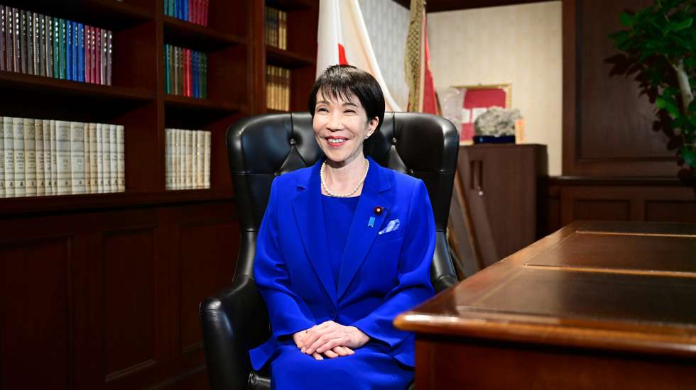 epa12429594 The newly elected leader of Japan's ruling Liberal Democratic Party (LDP) Sanae Takaichi poses in the party leader's office after the LDP leadership election in Tokyo, Japan, 04 October 2025.  Takaichi won the leadership of Japan's ruling LDP, putting her on course to become the country's first woman prime minister.  EPA/YUICHI YAMAZAKI / POOL