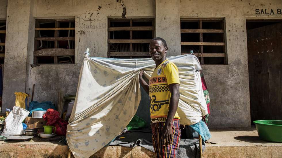 Faustino Raúl, deslocado dos ataques armados no norte de Moçambique, na zona de acomodação de deslocados em Manono em Metuge, Pemba, Província de Cabo Delgado, 22 de julho de 2020. A povoação acolhe entre a 10 a 12 mil deslocados em centenas de tendas distribuídas por cinco campos de acolhimento de população em fuga dos ataques armados em Cabo Delgado.  (ACOMPANHA TEXTO DE 23/07/2020) RICARDO FRANCO/LUSA