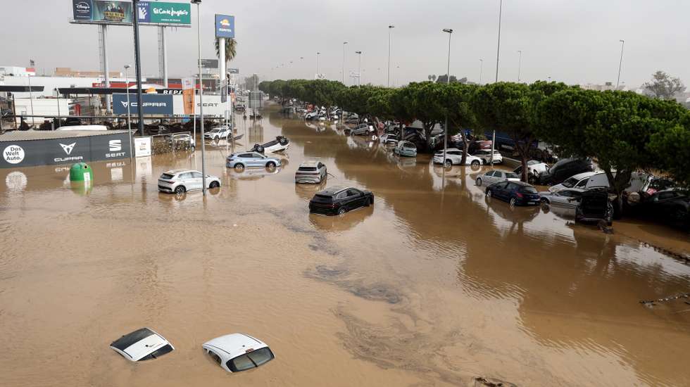 epa11692162 Damaged vehicles lie amidst flood waters at an industrial complex in Sedavi, in the province of Valencia, eastern Spain, 30 October 2024. The intense rainfall impacting the eastern part of the country resulted in at least 62 lives being lost in the province of Valencia due to the flooding. The State Meteorological Agency (AEMET) has issued red alerts for rainfall in multiple regions of the province of Valencia, caused by the severe storm DANA.  EPA/MIGUEL ANGEL POLO