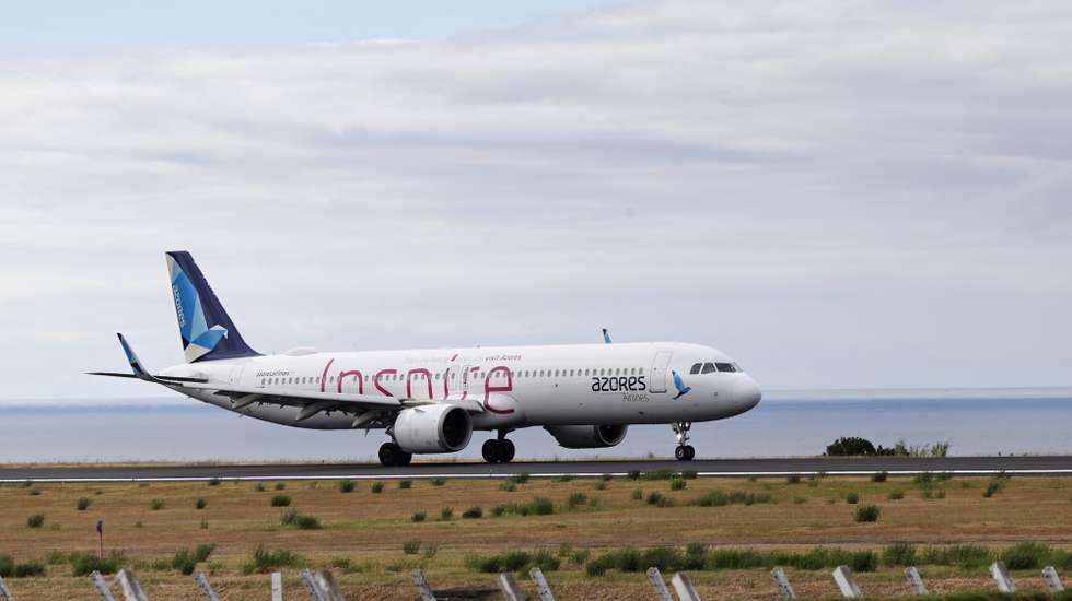Aeronave Airbus A321LR da SATA Azores Airlines após descolar do aeroporto de Ponta Delgada, 03 de agosto de 2025. NUNO VEIGA/LUSA