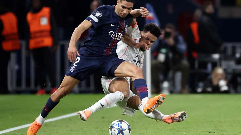 epa12503565 Acharaf Hakimi of Paris Saint Germain (L) is fouled by Luis Diaz of Bayern Munich in action during the UEFA Champions League  phase match between PSG and FC Bayern Munich in Paris, France, 04 November 2025. Diaz received a red card after VAR consultation.  EPA/CHRISTOPHE PETIT TESSON