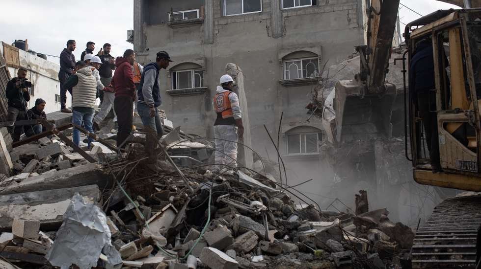 epaselect epa12604744 Members of the Palestinian Civil Defense remove the rubble of a destroyed home as they search for the bodies of Palestinians killed during the conflict in Khan Younis, southern Gaza Strip, 20 December 2025. The Civil Defence in the Gaza Strip is carrying out operations to recover the bodies of Palestinians buried beneath the rubble of homes destroyed during Israeli strikes on Gaza, estimating that nearly 100 bodies remain unrecovered. More than 70,000 Palestinians have been killed in the Gaza Strip since October 2023, according to the Palestinian Ministry of Health, and about 1,200 Israelis have been killed since the launch of an Israeli military campaign in response to a cross-border attack by Hamas on 07 October 2023.  EPA/HAITHAM IMAD
