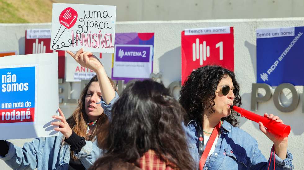 Trabalhadores da rádio participam no protesto, convocado pelo Conselho de Redação da rádio pública, contra a mudança das respetivas marcas para RTP Antena 1, RTP Antena 2 e RTP Antena 3, RTP Mundo e RTP África, considerando que é um ataque à identidade da rádio pública, frente às instalações da RTP, em Lisboa, 30 de março de 2026. MANUEL DE ALMEIDA/LUSA