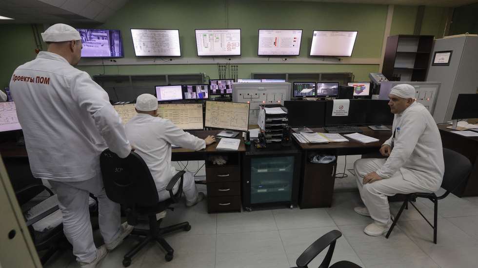 epa12910998 Employees work in the control room of the new confinement over plant's fourth reactor at the Chernobyl nuclear power plant  in Chernobyl, Ukraine, 23 April 2026 (issued 24 April 2026). Ukraine will mark the 40th anniversary of the Chernobyl disaster on 26 April 2026. The explosion of reactor 4 of the Chernobyl nuclear power plant in the early hours of 26 April 1986 is still regarded as the worst nuclear disaster to date.  EPA/SERGEY DOLZHENKO