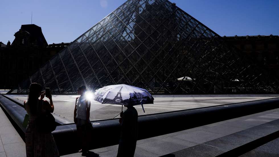 epa13060856 Tourists visit the Louvre Museum on one of the hottest days on record in Paris, France, 24 June 2026. Due to high temperatures, the Louvre Museum is closing its doors in the afternoon until the heat wave ends. Since the beginning of the week, France has been experiencing unusually high temperatures for this time of year. At least 48 people have died across the country from drowning as they tried to escape the heat, authorities said.  EPA/TERESA SUAREZ