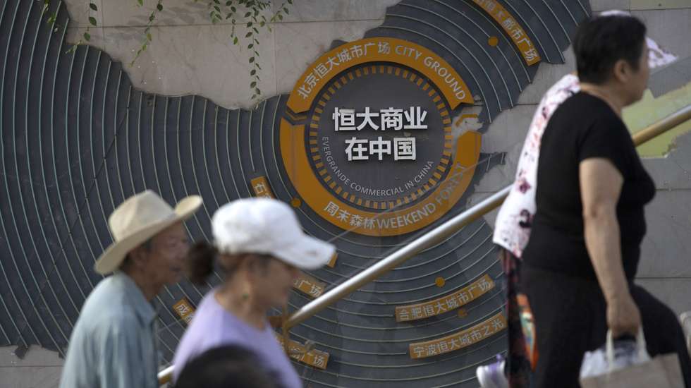 epaselect epa12297858 Pedestrians walk at Evergrande City Plaza in Beijing, China, 13 August 2025. China Evergrande Group, already in liquidation, will be delisted from the Hong Kong stock exchange starting from 25 August.  EPA/ANDRES MARTINEZ CASARES