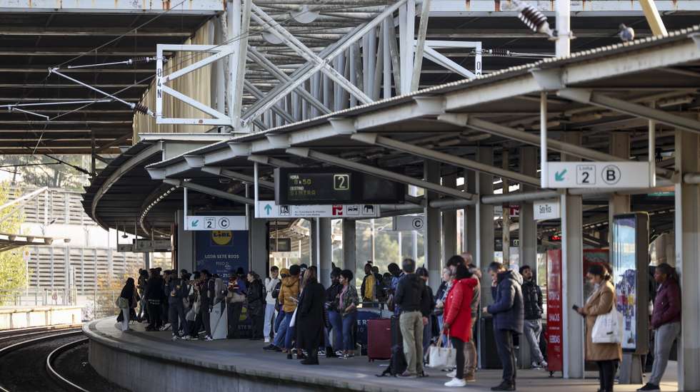 Estação de Sete Rios durante o dia de greve convocada pelo Sindicato dos Maquinistas dos Transportes Ferroviários Portugueses, em Lisboa, 06 de dezembro de 2024. A greve convocada pelo Sindicato abrange sete empresas: CP - EPE, Fertagus, MTS - Metro do Sul do Tejo, ViaPorto, Captrain, Medway e IP - Infraestruturas de Portugal. FILIPE AMORIM/LUSA