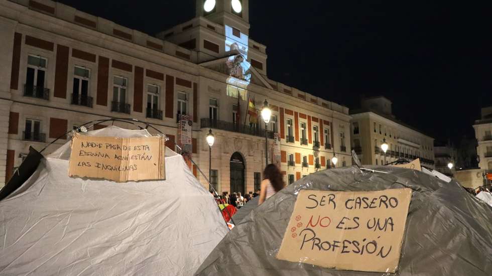 epa13265732 Messages on tents in Puerta del Sol at the end of the march that wound through the center of the capital to protest the eviction of an elderly woman who was forced to leave her rental home after living there for 70 years, and to demand effective measures to curb the housing crisis, in Madrid, Spain, 27 September 2026.  EPA/Mercedes Ortuño Lizarán