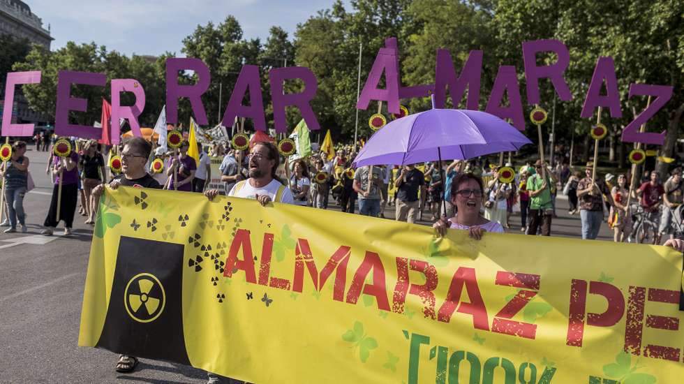 Manifestantes exibem as palavras "Cerrar Almaraz" (encerrar Almaraz) durante o protesto contra o uso de energia nuclear, organizado pelo Movimento Ibérico Antinuclear (MIA), que contou com organizações portuguesas e espanholas, em Madrid, Espanha, 10 de junho de 2017. Na manifestação participaram o líder do PAN - Pessoas–Animais–Natureza, André Silva, e a coordenadora do Bloco de Esquerda (BE), Catarina Martins. SANTO DONAIRE/EFE/LUSA