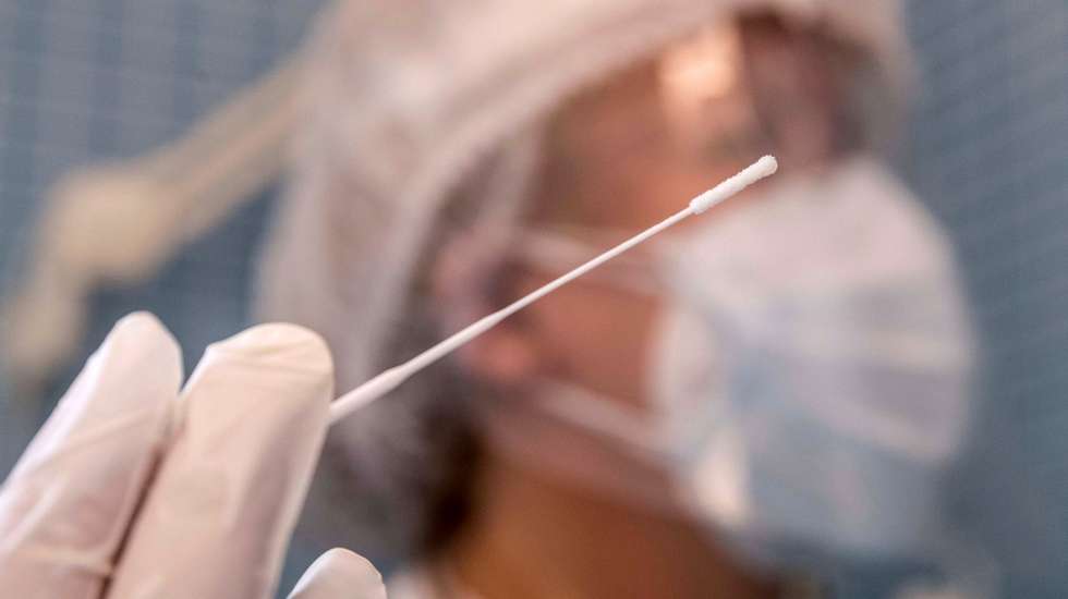 epa08639397 A health worker takes a swab sample for a coronavirus PCR test in a health center in Murcia, Spain, 01 September 2020.  EPA/Marcial GuillÃ©n