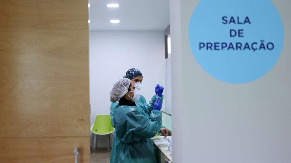 Preparação da vacina no Centro de Vacinação Covid-19 da Maia, na junta da freguesia do Castêlo da Maia, Gemunde, 23 de fevereiro de 2021. ESTELA SILVA/LUSA