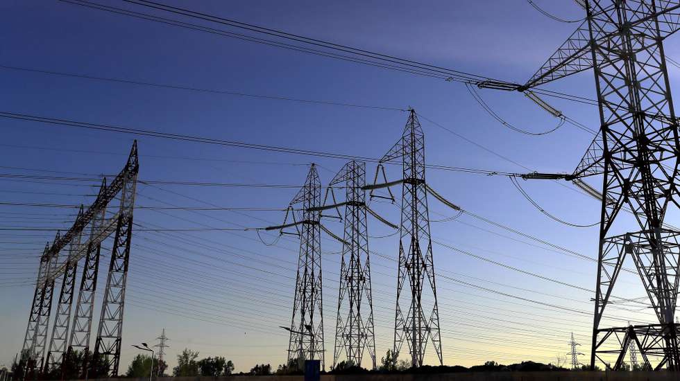 epa08389193 View of electric power lines and pillows in Bucharest, Romania, 27 April 2020 (issued 28 April 2020). The ongoing pandemic of the COVID-19 disease caused by the SARS-CoV-2 coronavirus has substantially influenced the energy sector in Romania, as industrial activity has decreased significantly since the middle of March, while residential energy consumption has remained practically constant.  EPA/ROBERT GHEMENT