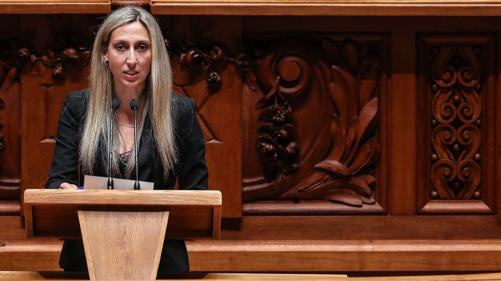 A deputada não inscrita, Cristina Rodrigues, intervém durante o debate parlamentar que tem como tema principal o teletrabalho, na Assembleia da República, em Lisboa, 5 de maio de 2021. MÁRIO CRUZ/LUSA