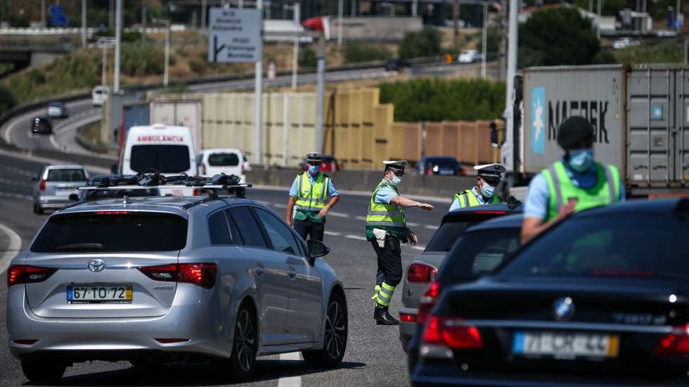 Elementos da Guarda Nacional Republicana (GNR), durante a operação de fiscalização no âmbito das novas medidas covid-19 para a Área Metropolitana de Lisboa (AML), nas portagens de Alverca, em Alverca, 25 de junho de 2021. RODRIGO ANTUNES/LUSA
