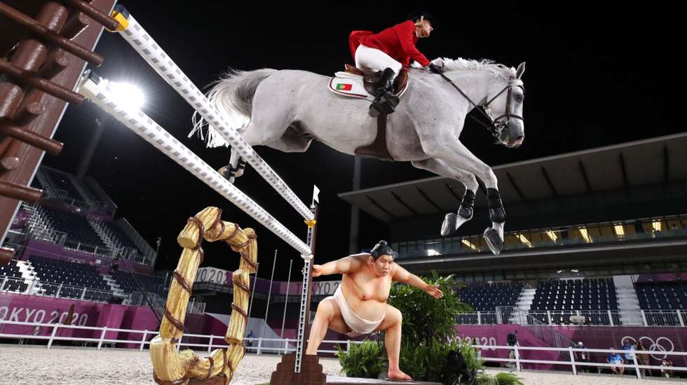Luciana Diniz e Vertigo du Desert não tiveram problemas com o lutador de sumo perto do obstáculo 3 mas derrubaram uma barreira no penúltimo obstáculo