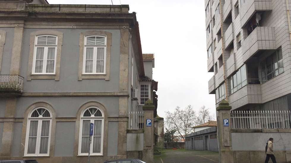 Rua com prédio e moradia