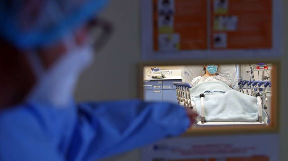 CONJUNTO DE 20 FOTOGRAFIAS: 08-20: Um médico observa um doente com suspeita de covid-19, é examinada por uma médica nas urgências destinadas a esta doença pandémica, no Hospital do Espírito Santo, em Évora, 23 de abril de 2020. Na região de Portugal Continental com o menor número de casos confirmados de covid-19, os atuais internados com a doença no hospital de Évora “contam-se pelos dedos de uma mão”, mas a unidade hospitalar está preparada para um cenário pior. (ACOMPANHA TEXTO DO DIA 26 DE ABRIL DE 2020). NUNO VEIGA/LUSA