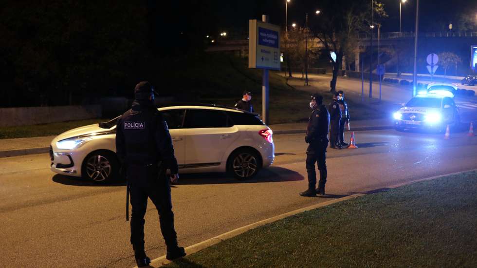 Agentes da Policia de Segurança Pública (PSP) controlam o tráfego rodoviário em Vila Nova de Gaia durante o recolher obrigatório do estado de emergência no âmbito das medidas de contenção da covid-19, 10 novembro 2020. O Presidente da República, Marcelo Rebelo de Sousa, decretou o estado de emergência em Portugal, por 15 dias, a partir de segunda feira passada para permitir medidas de contenção da covid-19. ESTELA SILVA/LUSA
