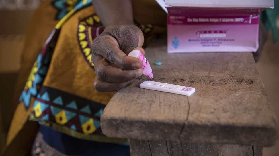 Uma técnica de saúde faz o teste à malária durante uma consulta de uma brigada móvel do Fundo das Nações Unidas para a Infância (UNICEF), um grupo de profissionais de saúde que viaja de ambulância e vai ao encontro das comunidades mais afastadas em vez de esperar por elas em centros de saúde, Impire, Moçambique, 24 de julho de 2020. Em menos de uma hora, na povoação de Impire, distrito de Metuge, sul de Cabo Delgado, juntam-se dezenas de mães com as suas crianças - a maioria ainda bebés - para a brigada observar, com pesagem, medição de altura, avaliação à subnutrição, seguindo-se uma consulta, vacinação e entrega da medicamentos numa rotina que inclui a observação das mães e decorre desde manhã até o sol se pôr, num pavilhão empoeirado. (ACOMPANHA TEXTO DE 25 DE JULHO DE 2020). RICARDO FRANCO/LUSA