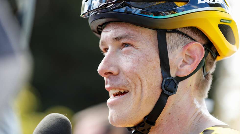 epa10414771 Rohan Dennis of team Jumbo Visma makes statements after victory during the Men's Stage 2, Brighton to Victor Harbor of the 2023 Santos Tour Down Under professional road bicycle race in Adelaide, Australia 19 January 2023.  EPA/MATT TURNER AUSTRALIA AND NEW ZEALAND OUT