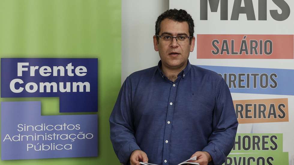 O coordenador da Frente Comum, Sebastião Santana, durante a conferência de imprensa para apresentar o desenvolvimento da luta dos trabalhadores da Administração Pública e que decorreu na sede da Federação Nacional dos Sindicatos dos Trabalhadores em Funções Públicas e Sociais, em Lisboa, 23 de fevereiro de 2023. A Frente Comum convocou uma greve nacional para o próximo dia 17 de março de 2023. ANTÓNIO COTRIM/LUSA