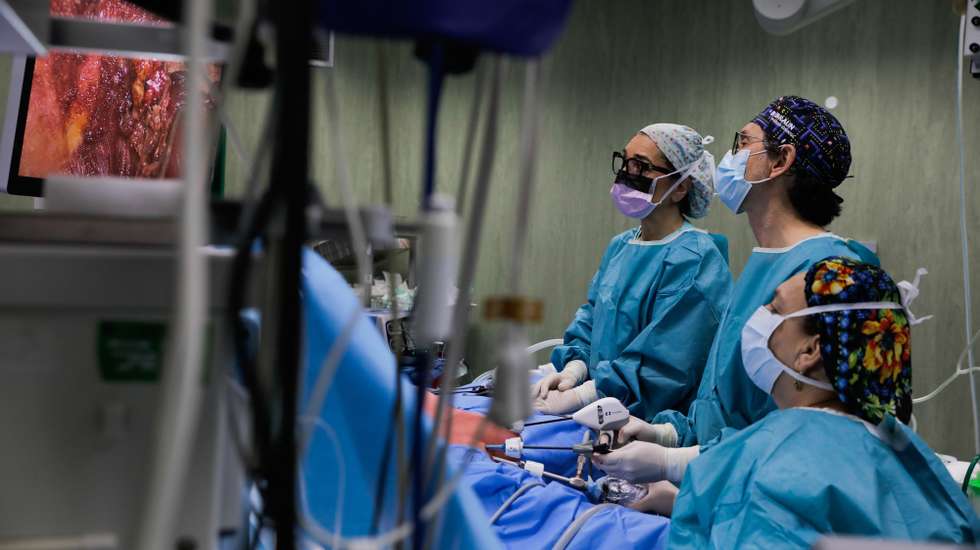 O cirurgião Jaime Vilaça (C) e a sua equipa operam uma paciente para remoção de um tumor maligno da tiroide, a tiroidectomia endoscópica transaxilar, uma técnica cirúrgica endoscópica, vídeo-assistida, de abordagem remota do pescoço que não deixa cicatriz visível, no Hospital de Santo André, em Leiria, 15 de maio de 2023. Esta técnica é praticada pelo o cirurgião Jaime Vilaça, desde 2014 em Portugal, mas o Hospital de Santo André em Leiria é a primeira entidade pública a fazer a cirurgia transaxilar à tiroide. (ACOMPANHA TEXTO DA LUSA DO DIA 25 DE MAIO DE 2023). PAULO CUNHA/LUSA