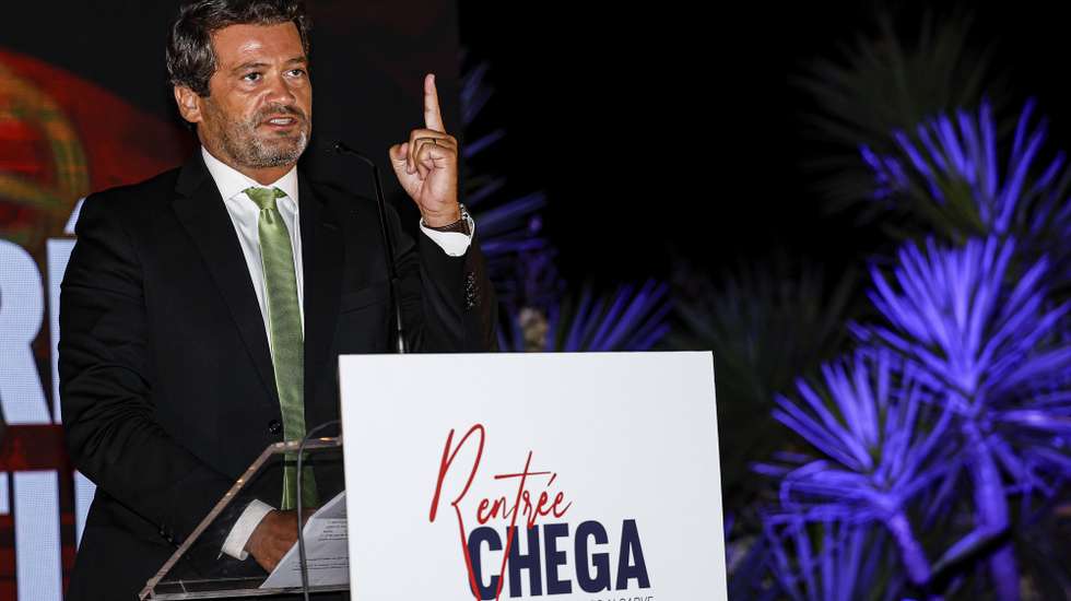 O líder do partido do Chega, André Ventura, discursa durante o jantar comício de ‘rentrée’ política do partido, em Lagos, 24 de agosto de 2023. LUÍS FORRA/LUSA
