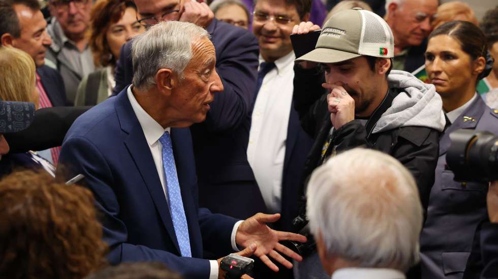 O Presidente da República, Marcelo Rebelo de Sousa, conversa com um apoiante do partido Chega que o abordou e lhe perguntou porque mantem o PS no Governo, usando um boné com a inscrição "Make Portugal Great Again". durante uma visita à Missão de Santa Cruz, em Montreal, no Canadá, 14 de setembro de 2023. A visita oficial de cinco dias do Presidente ao Canadá decorre até ao próximo dia 17 de setembro de 2023. NUNO VEIGA/LUSA