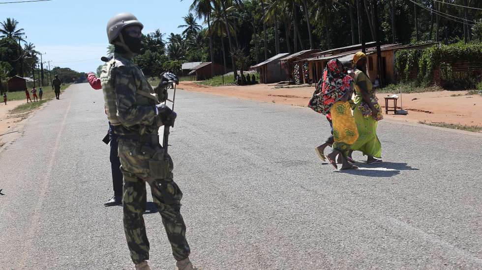 Tropas de Moçambique vigiam perímetro na aldeia de Mute, Cabo Delgado, norte de Moçambique, 26 de junho de 2023. Há residentes de etnia maconde que já rumaram a Mueda, no planalto de Cabo Delgado, “para plantar milho”, mas o que os muânis como Assumane sabem fazer é plantar arroz nos campos de Auasse, ali perto de Mocímboa de Praia. (acompanha texto de 26 de junho de 2023). LUÍS FONSECA/LUSA