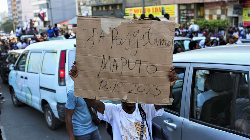 Milhares de pessoas, entre simpatizantes da Resistência Nacional Moçambicana (Renamo) e vendedores informais, saíram hoje à rua para reclamar “vitória” do candidato do principal partido de oposição nas eleições autárquicas na cidade de Maputo, embora sem confirmação da Comissão Nacional de Eleições (CNE), Maputo, Moçambique, 12 de outubro de 2023. LUÍSA NHANTUMBO/LUSA