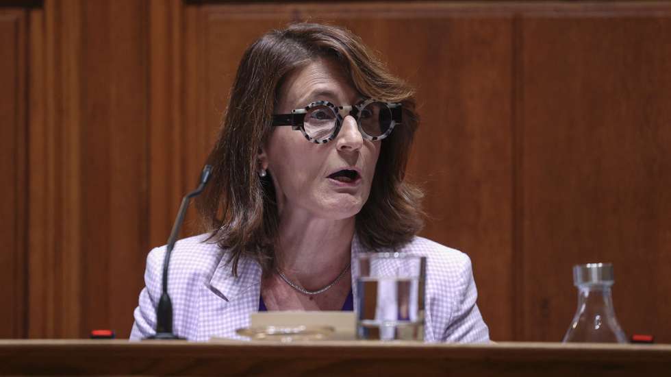 A ministra da Justiça, Catarina Sarmento e Castro, intervém na audição conjunta na Comissão de Orçamento e Finanças conjunta e na Comissão de Assuntos Constitucionais, Direitos, Liberdades e Garantias de apreciação na especialidade do Orçamento do Estado (OE) 2024, na Assembleia da República, em Lisboa, 06 de novembro de 2023. MIGUEL A. LOPES/LUSA