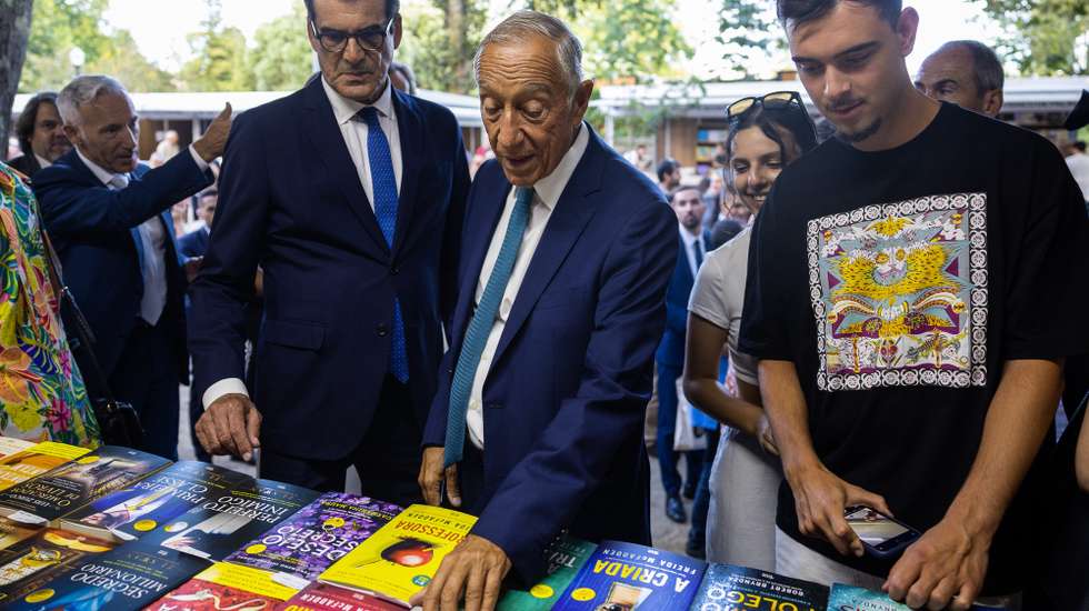 O presidente da República, Marcelo Rebelo de Sousa (C) e o presidente da Câmara Municipal do Porto, Rui Moreira (E), marcam presença na abertura da11.ª edição da Feira do Livro do Porto, nos Jardins do Palácio de Cristal, Porto, 23 de agosto de 2025. A Feira do Livro do Porto este ano homenageia o poeta Eugénio de Andrade. JOSÉ COELHO/LUSA