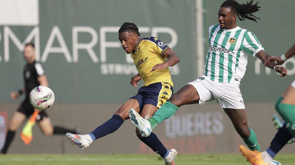 O jogador do Estoril Praia, Wagner Pína (E), marca um golo contra o Rio Ave durante o jogo da 6ª jornada da I Liga de futebol, realizado no Estádio do Rio Ave, em Vila do Conde, 21 Setembro 2024. MANUEL FERNANDO ARAÚJO/LUSA