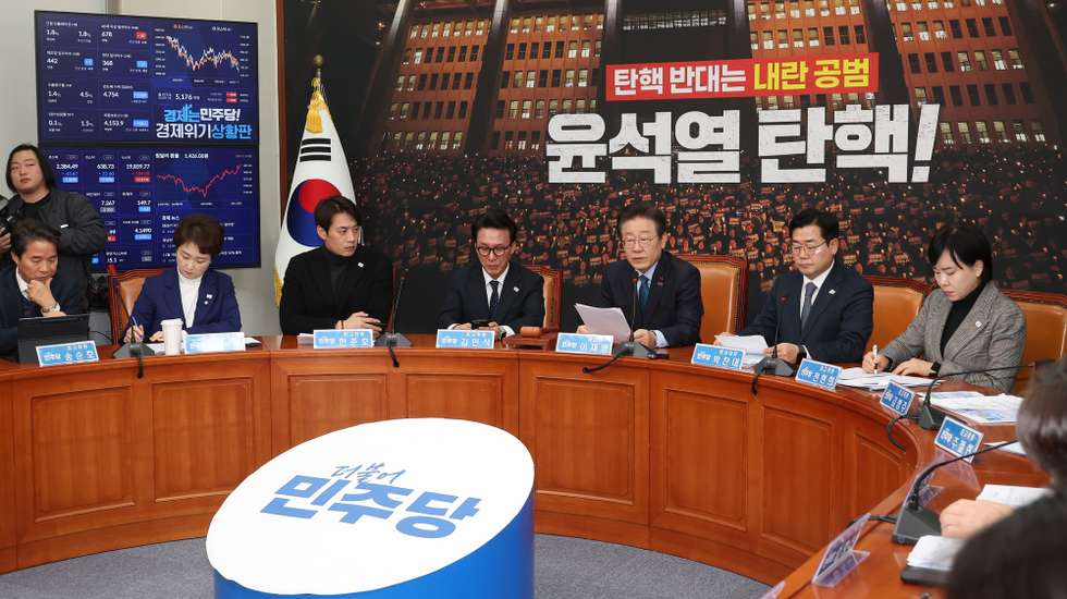 epa11766000 Head of the main opposition Democratic Party Lee Jae-myung (C) speaks at the Supreme Council meeting held at the National Assembly in Yeouido, Seoul, South Korea, 09 December 2024. South Korea's main opposition party announced it will make another attempt to impeach President Yoon Suk Yeol on 14 December following his declaration of martial law.  EPA/YONHAP SOUTH KOREA OUT